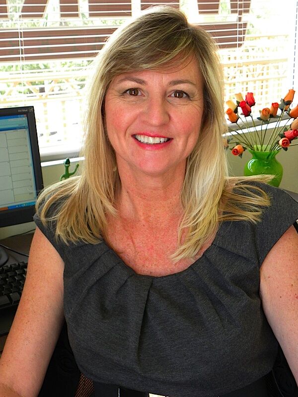 Anneke Pattersonweb A woman smiling for the camera - Blond