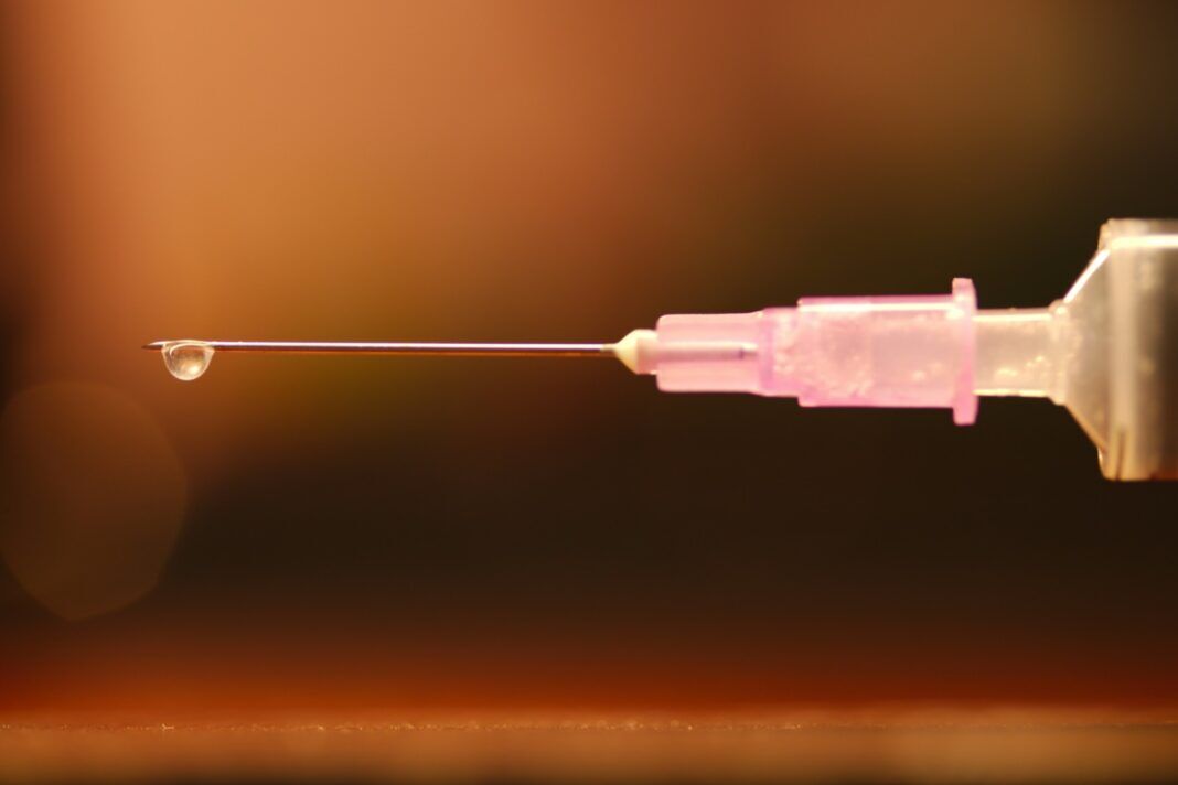 raghavendra-v-konkathi-v9Idw3hqkb4-unsplash a drop of liquid is being filled with liquid