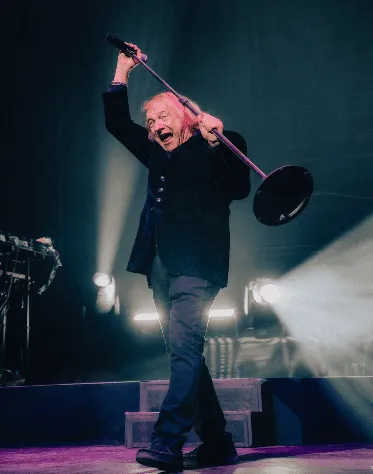 Lou Gramm with mic stand (1)