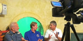 #News: Astronauts Aldrin and Gernhardt in Underwater Habitat as Part of Classroom Under The Sea - A group of people standing around a table - CitizenM