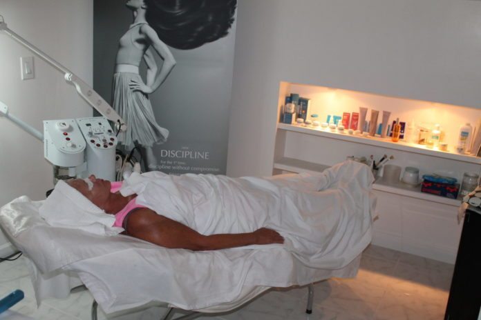 #Shop: Salon lavishes luxury on patrons - A person sitting on a bed - Clinic