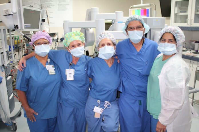 Gyno uses leading-edge tech for procedures - A group of people standing in a room - Surgeon