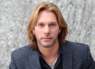 Winner of ‘The Voice’ comes to Songwriters - Craig Wayne Boyd smiling for the camera - Craig Wayne Boyd