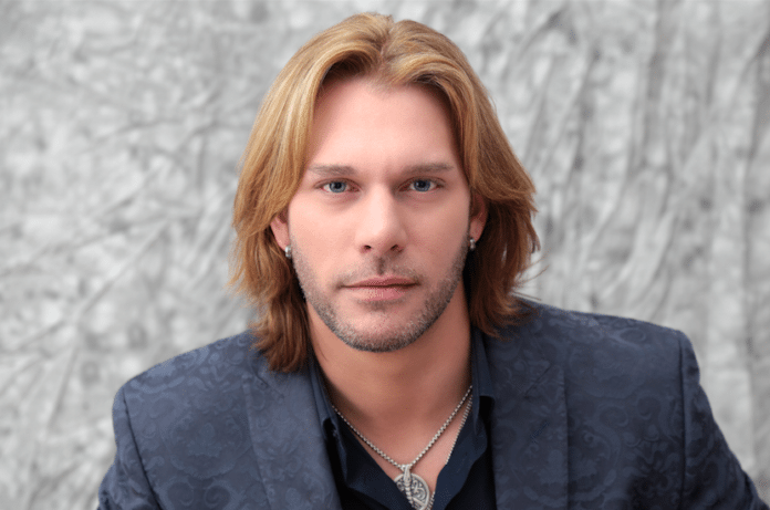 Winner of ‘The Voice’ comes to Songwriters - Craig Wayne Boyd smiling for the camera - Craig Wayne Boyd