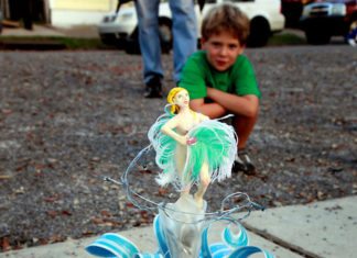 Artists needed to build miniature floats - A little girl sitting in a plastic toy - Water