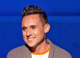 REVIEW: Cearley brings the laughs in ‘Buyer & Cellar’ - Barbra Streisand looking at the camera - Socialite