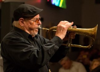 JAZZ MASTER – For Sullivan, concerts in the Keys enjoyable - A man holding a microphone - Ira Sullivan