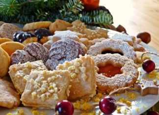 Wine and holiday cookie pairings Wine and holiday cookie pairings - A cake with fruit on top of a table - Christmas cookie