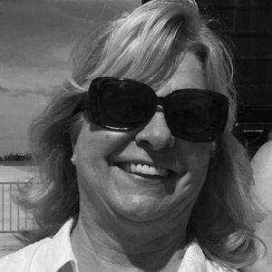 IN MEMORIAM 2019 - A woman wearing sunglasses - Sunglasses