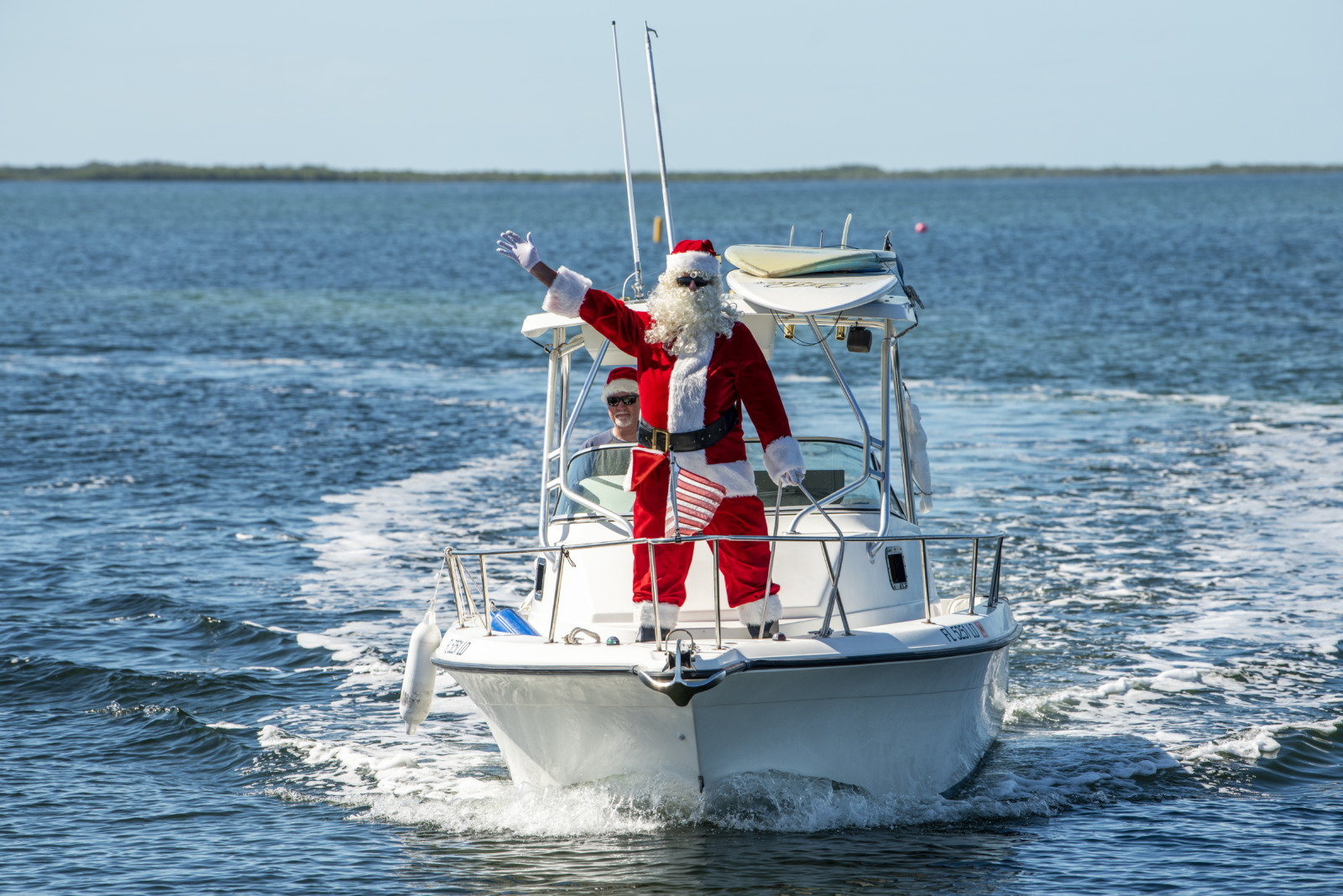 IN PICTURES: SANTA SAILS TO SHORES OF KEY LARGO FOR FAMILY PICTURES