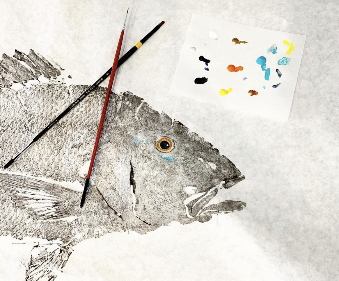 STUDIO SPOTLIGHT: ARTIST LISA LEE DOCUMENTS FISH THROUGH TRADITIONAL GYOTAKU