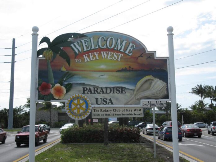 a welcome sign at the entrance to paradise usa