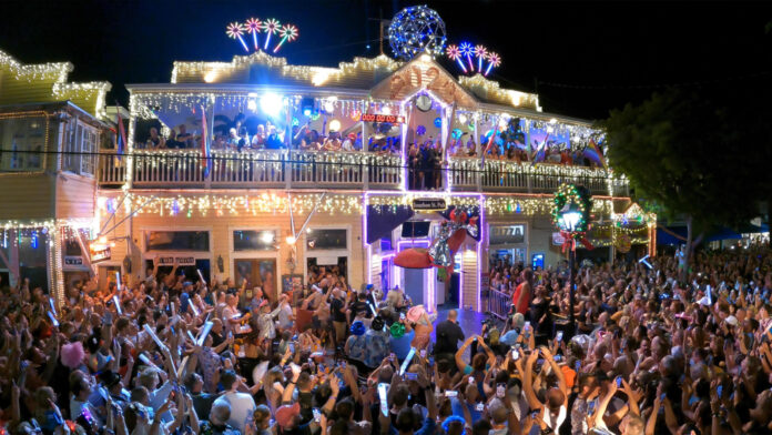 a crowd of people standing in front of a building