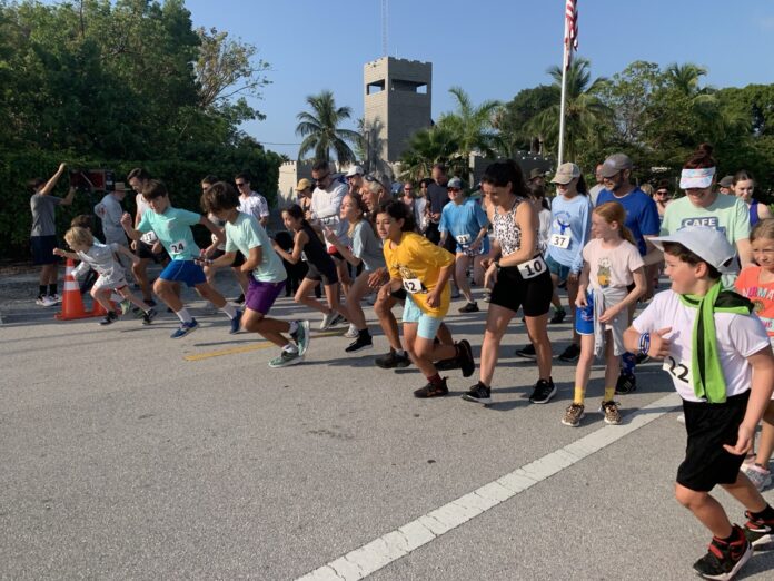 a group of children are running in a race