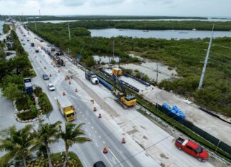 a highway that has a lot of traffic on it