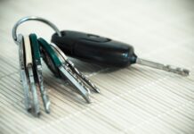 a bunch of keys sitting on top of a table