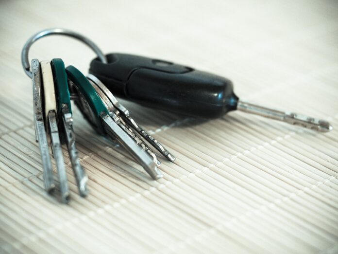 a bunch of keys sitting on top of a table