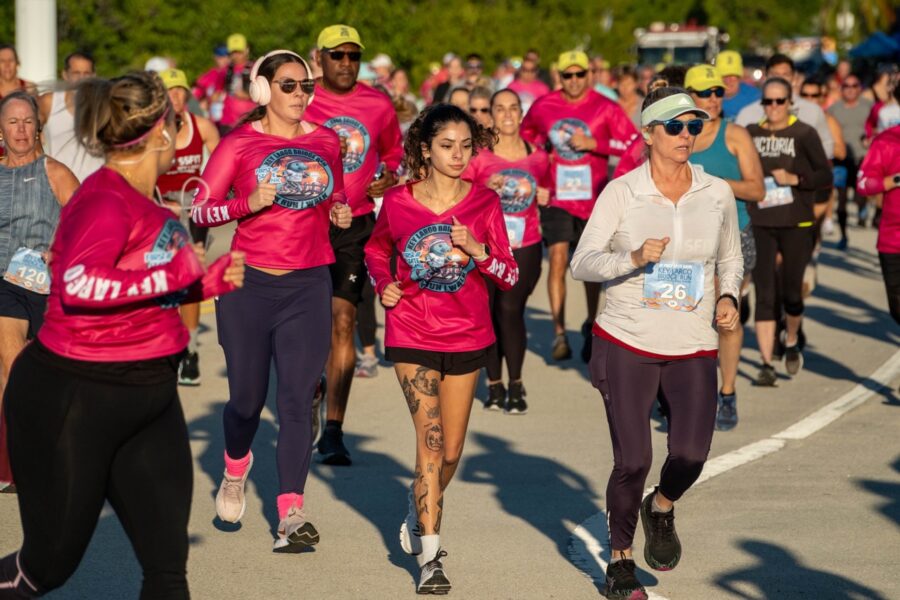 a large group of people running in a race