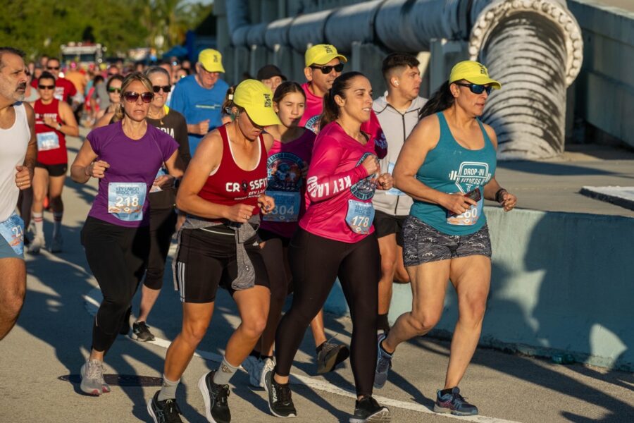 a group of people running in a marathon