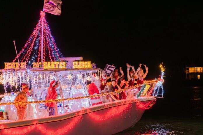 a boat is decorated with christmas lights and decorations