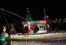 a boat is decorated with christmas lights and decorations