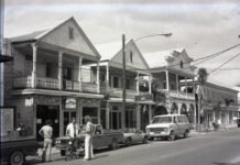 a black and white photo of a city street