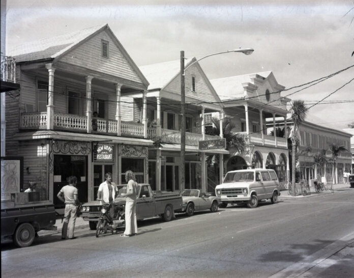 a black and white photo of a city street