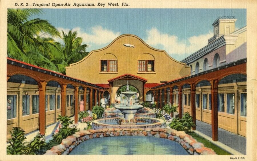 an old postcard of a courtyard with a fountain