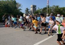 a group of children are running in a race