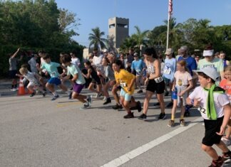 a group of children are running in a race