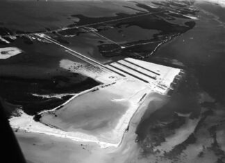 a black and white photo of an airplane wing