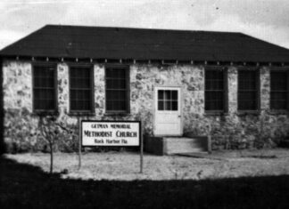 a black and white photo of a building