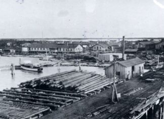 a black and white photo of a harbor