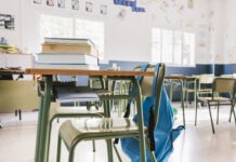 a classroom filled with lots of desks and chairs