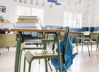 a classroom filled with lots of desks and chairs
