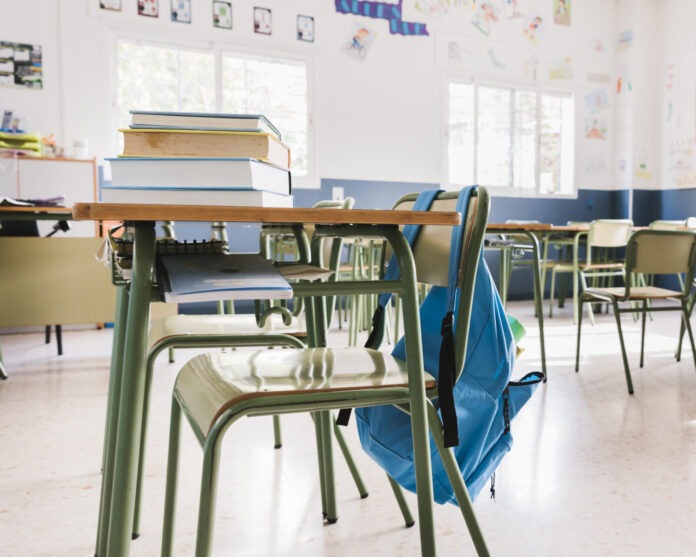 a classroom filled with lots of desks and chairs