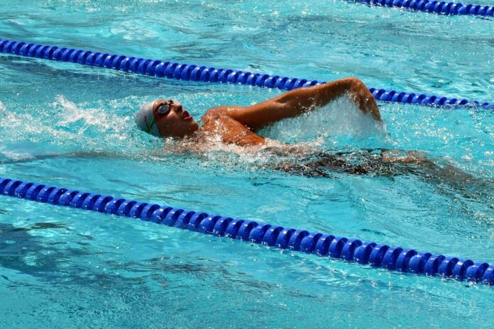 a man swimming in a swimming pool