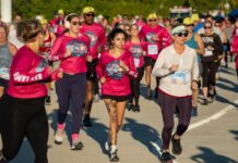 a large group of people running in a race