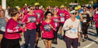 a large group of people running in a race