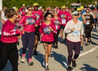 a large group of people running in a race