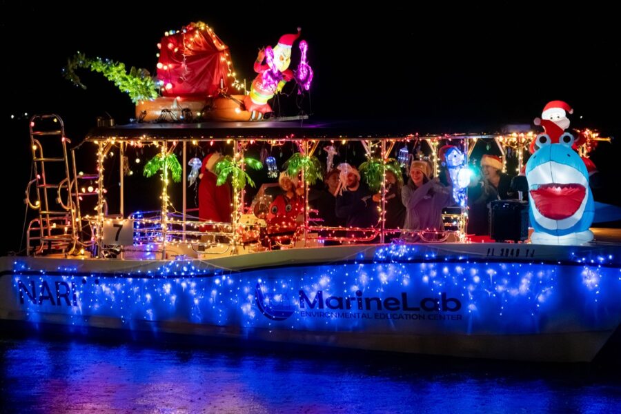 a boat is decorated with christmas lights and decorations